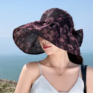 Mujer ala ancha vacía arriba sombrero de sol verano floral playa vacaciones visera