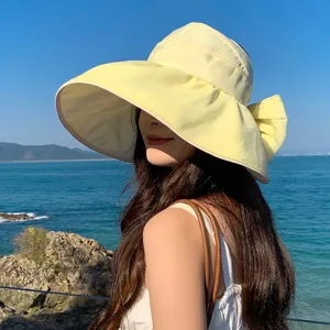 Nahaufnahme Detail des breiten gelben Sonnenhutes mit schöner Schleife für den Strand.