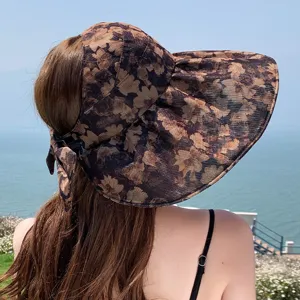 Sombrero de sol con ala ancha y parte superior vacía floral, elegante accesorio de playa.