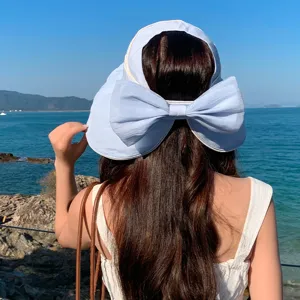 Detailansicht des Damenhutes mit großer Schleife für den sonnigen Tag am schönen Strand.