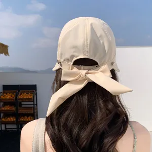 Elegante cappello da sole beige da donna con grazioso fiocco posteriore e comoda cinghia regolabile.
