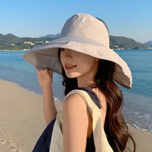 Nahaufnahme eines breiten, leeren Sonnendachs am Strand, stilvolles Sonnenschutzdesign.