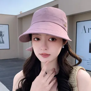 Elegante cappello da sole da donna in rosa, ideale per abbigliamento casual estivo all'aperto.