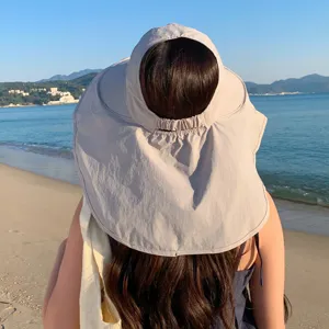 Detailansicht eines breiten Sonnenvisiers mit Nackenschutz fuer den sommerlichen UV-Schutz.