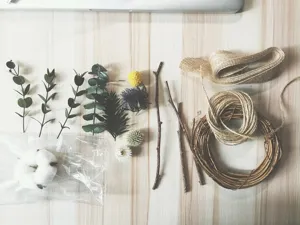 Detailansicht der DIY-Trockenblumenkranz-Materialset-Komponenten mit Eukalyptus und Kordel.