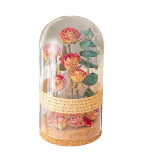 Geconserveerde gedroogde bloemen in glazen koepel met houten sokkel romantisch cadeau verjaardag