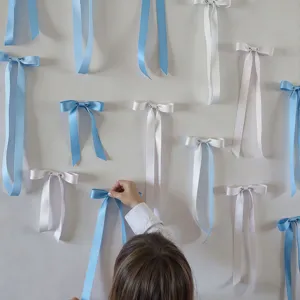 Primo piano dettagliato della decorazione murale con fiocchi in nastro per feste e set fotografico.
