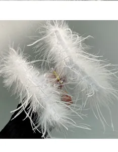 Weißes Feder Haarkralle Detailaufnahme, flauschige transparente Haarklammer für Styling.