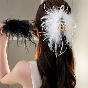 Große Feder Haarklammer für Damen, flauschige Straußenfeder Herbst Winter Haaraccessoire.