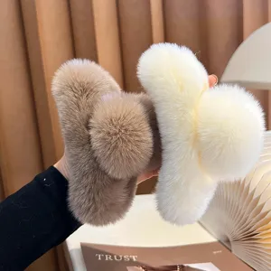 Gran pinza de pelo de peluche detalle, suave accesorio para el cabello de invierno peludo.