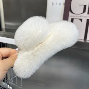 Pinza de pelo de felpa blanca para mujer, gancho de cabello esponjoso para invierno.