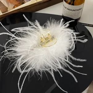 Weisser Feder Haarklammer elegante fluffige Haarklammer fuer dickes Haar taegliches Detail