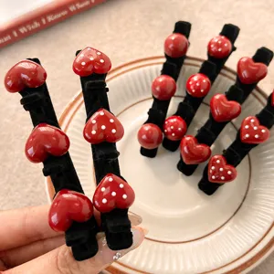 Mooie rode hart gevormde geflockte gevlochten haarspelden voor dames, feestelijke accessoires.