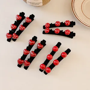 Rood hart geflockte gevlochten haarspeld detailweergave, stijlvolle pony haarspeld.