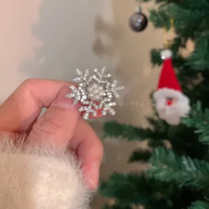 Exquisite snowflake pearl hairpin for women, elegant rhinestone side clip for autumn and winter.