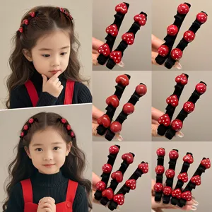 Details van rode hart geflokte haarspelden, schattig haaraccessoire voor meisjesstijl.