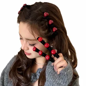 Detail rood geflokte hartje gevlochten haarspelden, perfect voor pony en haarstyling accessoires.