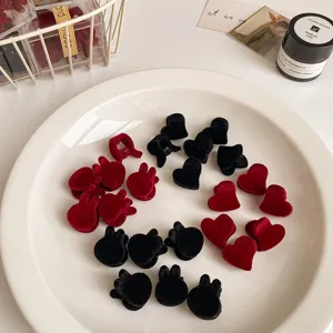 Κókκινα και μαύρα βελούδινα μίνι κλιπ μαλλιών σε σχήμα καρδιάς και κουνελιού.