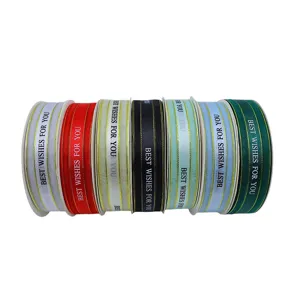 Rubans décoratifs multicolores vibrants avec bordures dorées et texte imprimé pour cadeaux.
