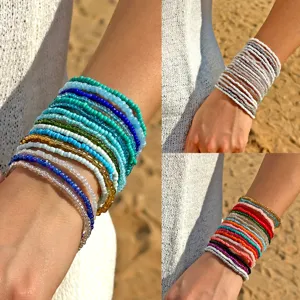 Boho-Set mit bunten Perlenarmbändern zum Stapeln für den Sommerstrandurlaub im Freien