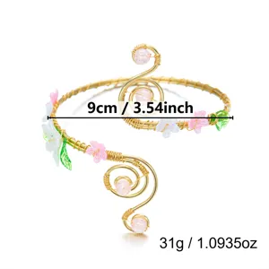 Dettaglio del bracciale da braccio in filo dorato con fiori in acrilico e misure