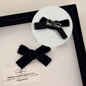 Λεπτομέρεια κλιπ μαλλιών με μαύρο βελούδινο φιόγκο, κομψό αξεσουάρ για φθινόπωρο.