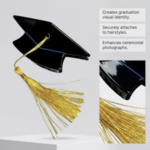 Nahaufnahme Detail der Doktorhut Haarklammer mit goldener Quaste und glänzender Oberfläche.