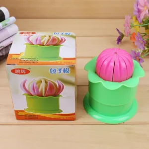 Manueller DIY Teigtaschenformer Küchenhelfer mit grünem Sockel und rosa Form für einfache Nutzung.