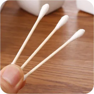 Einweg Wattestäbchen mit Holzstielen und runden Köpfen für Kosmetik und die tägliche Pflege.