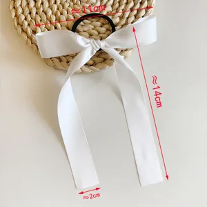 Charmant chouchou blanc avec long ruban nœud papillon élastique pour belle coiffure.