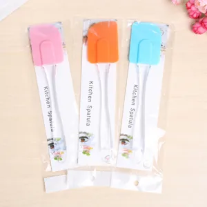 Set di spatole in silicone per pasticceria con confezione trasparente, essenziale cucina.