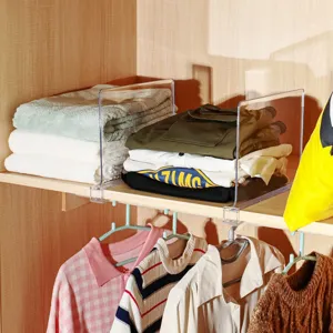 Transparenter Acryl Regalteiler für Schrankorganisation, Kleidung und Handtücher.