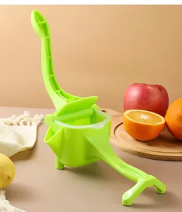 Détail d'un presse-citron manuel en plastique avec poignée verte robuste et bac à fruits.