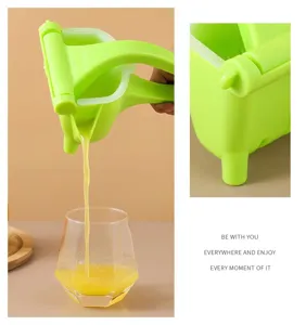 Vue détaillée du presse-fruits manuel en plastique vert montrant le mécanisme de jus.