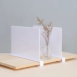 Transparenter Acryl Regalteiler für Kleiderschrank und Schrankorganisation in Weiß.