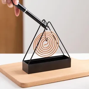 Minimalistische driehoekige metalen muggenspiraalhouder met handige schaal voor zomer.