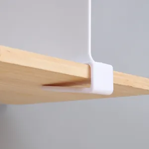 Nahaufnahme von weißem Acryl Schrankregal Teiler Clip für praktische Kleideraufbewahrung im Schrank.