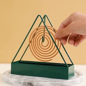 Gedetailleerd overzicht van de minimalistische groen metalen driehoekige muggenspiraalhouder.