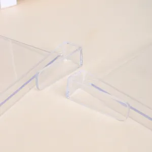 Klares Acryl Regalunterteiler Detailbild zeigt transparente Konstruktion für Kleiderschrank.