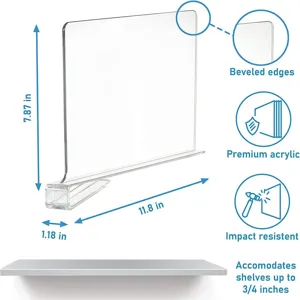 Klarer Acryl Regalbodenteiler fuer Schrankorganisation, transparente Trennwand ordnet Kleidung.