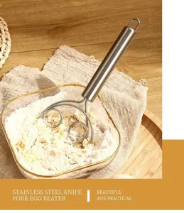 Fouet a pate en acier inoxydable en detail, outil de cuisson professionnel pour melanger la farine.
