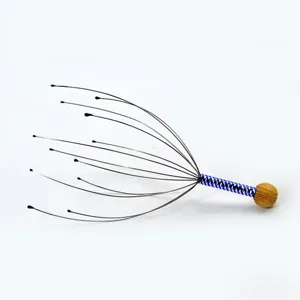 Masseur de tête en métal avec manche en bois et tressage bleu, outil de massage relaxant.