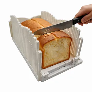 Detailansicht des weißen Kunststoff-Brot-Schneidegeräts mit Wellenschliffmesser für Toast.