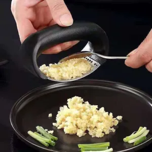 Manueller Knoblauchpresse aus edelstahl mit ergonomischem griff, praktisches küchenhelfer tool.