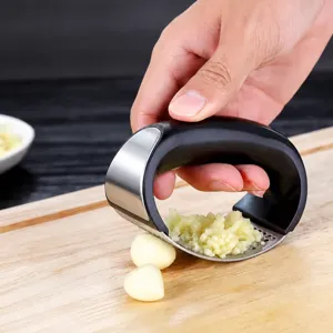 Spremiaglio manuale in acciaio inossidabile, utensile da cucina ergonomico per aglio tritato.