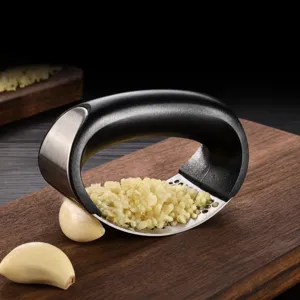Spremi aglio in acciaio inossidabile con manico ergonomico e lama curva per tritare facilmente.