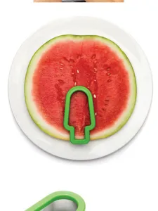 Primo piano dettagliato del tagliatore di frutta verde a forma di ghiacciolo sulla fetta.