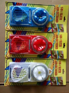 Detailansicht von bunten 2-in-1 Eierschneidern mit Edelstahldraht und praktischer Blisterverpackung.