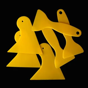 Utensile raschietto in plastica gialla per pellicole per auto e protezione dello schermo.