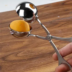 Dettaglio della polpettiera in acciaio inossidabile con design a doppio cucchiaio per cucina.